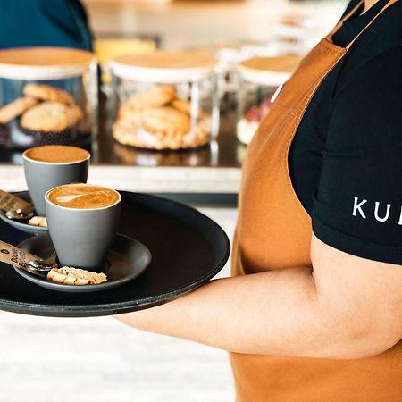 Hotel Pullman Auckland Airport Exterior foto A server holding a tray of coffee