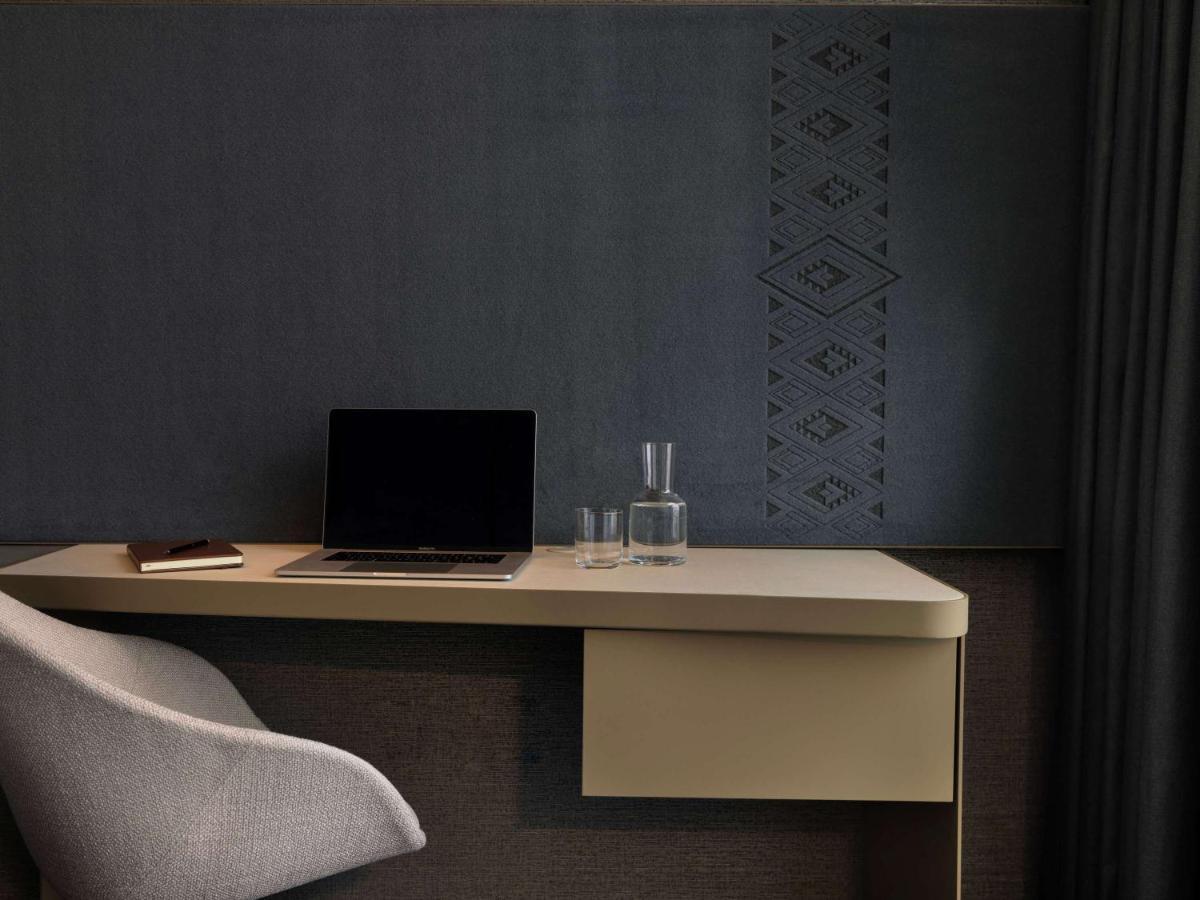 Hotel Pullman Auckland Airport Exterior foto A wall decorated with a stencil