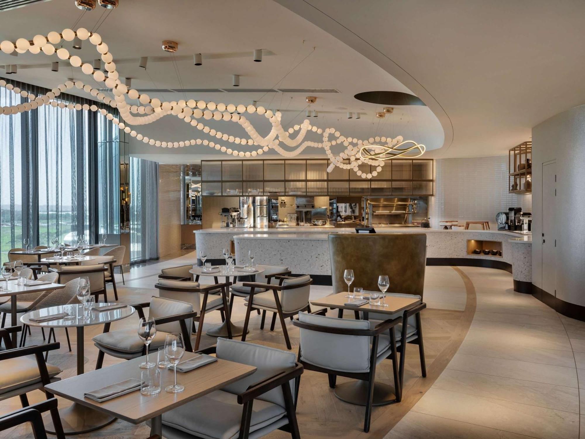 Hotel Pullman Auckland Airport Exterior foto The restaurant at the top of the hotel