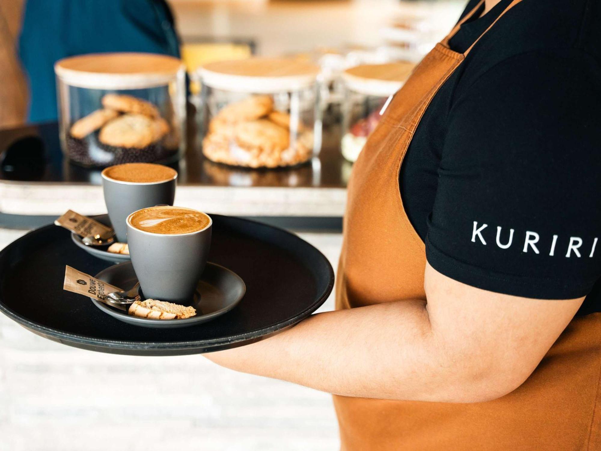 Hotel Pullman Auckland Airport Exterior foto A server holding a tray of coffee
